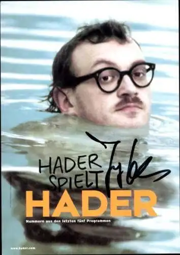 Ak Schauspieler Josef Hader, Portrait, Autogramm, schwimmt im Wasser