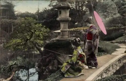 Ak Japan, zwei Japanerinnen in traditioneller Tracht in japanischem Garten