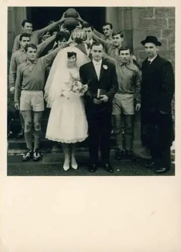 Foto Hochzeitspaar vor der Kirche, Fußballer, Portrait