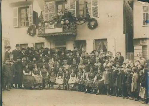 Foto Pfaffenhoffen Pfaffenhofen Elsass Bas Rhin, Cafe de la Paix, Gruppenaufnahme, Trachten