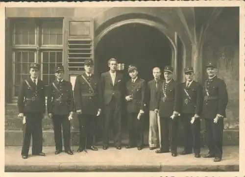 Foto Guebwiller Gebweiler Elsass Haut Rhin, Männer in Uniformen vor dem Rathaus 1945