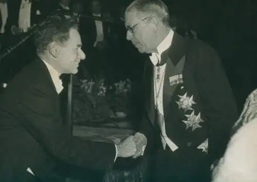 Foto Nobelpreisverleihung 1953, Biochemiker Fritz Lippmann, Gustav Adolf VI
