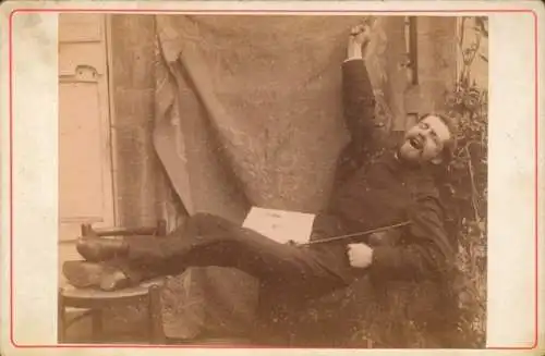 Foto Mann mit Stabpfeife, Portrait, gähnend