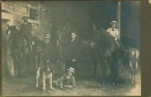 Foto Männer und Jungen mit Pferden und einem Hund, Fohlen