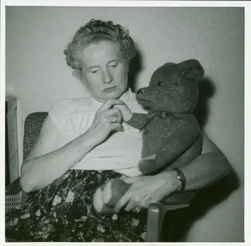 Foto Frau mit einem großen Teddy, Portrait