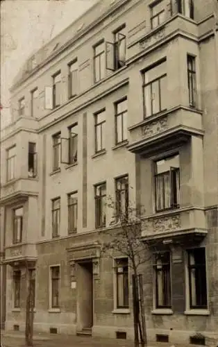 Foto Ak Bad Driburg in Westfalen, Wohnhaus, Anwohner am Fenster