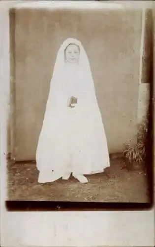 Foto Ak Mädchen mit Bibel, Kommunion, Portrait