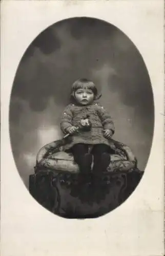 Foto Ak Kind mit Spielzeug in der Hand, Portrait, 1922