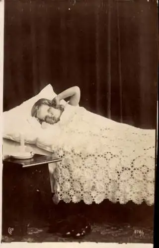 Ak Kind im Bett, Portrait, Decke, Kerze