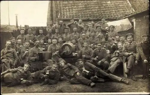 Foto Ak Deutsche Soldaten in Uniform, Gruppenbild, Bierfass, Biergläser, Akkordeon, Sanitäter
