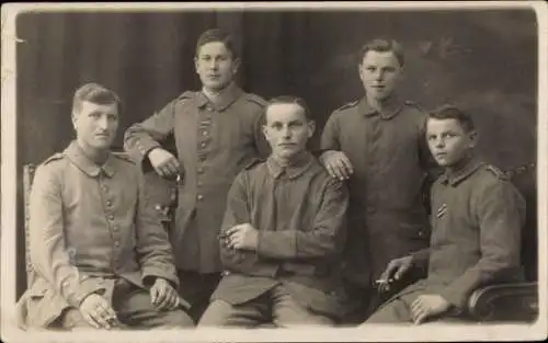 Foto Ak Deutsche Soldaten in Uniform, Gruppenbild, Zigaretten