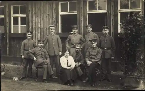 Foto Ak Deutsche Soldaten in Uniform, Gruppenbild vor der Unterkunft, junge Frau, Karlsruhe
