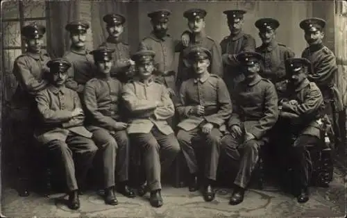 Foto Ak Deutsche Soldaten in Uniform, Gruppenbild