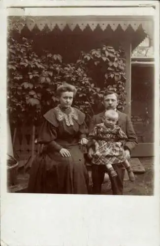 Foto Ak Familie vor einem Haus, Familienportrait