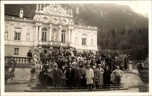 Foto Ak Linderhof Ettal Oberbayern, Schloss, Gruppenbild, Treppe