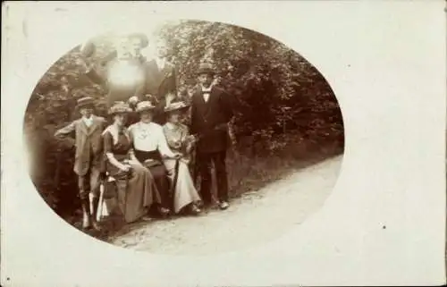 Foto Ak Heidelberg am Neckar, Gruppenbild, Frauen, Männer