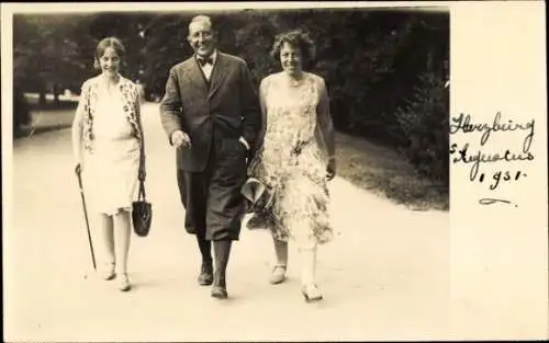 Foto Ak Bad Harzburg am Harz, Spaziergänger, Mann, zwei Frauen