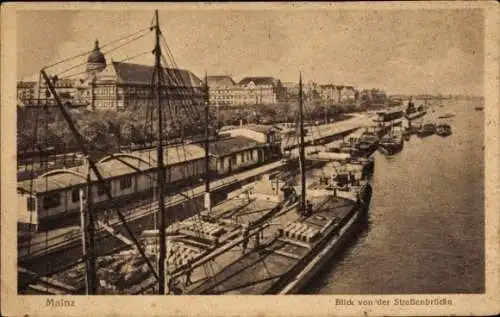 Ak Mainz am Rhein, Blick von der Straßenbrücke, Anleger, Schiffe