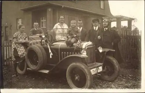 Foto Ak Gruppenaufnahme an einem Automobil, Kind auf der Motorhaube, Opel