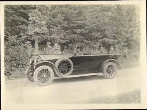 Foto Paar mit Chauffeur in einem Automobil