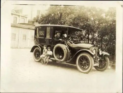 Foto Mann und Kinder mit einem Automobil