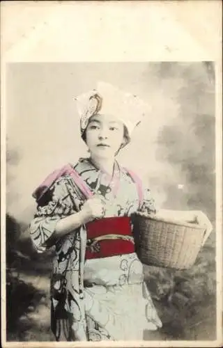 Ak Japan, Junge Frau in japanischer Tracht, Kopfbedeckung, Korb