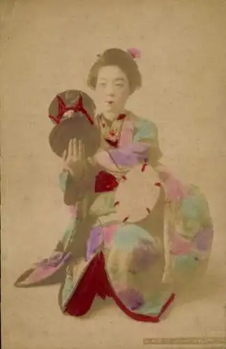 Foto Ak Japan, Junge Frau in japanischer Tracht, Musikinstrumente, Kimono