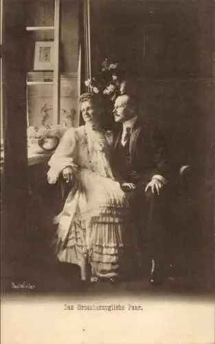 Ak Großherzog Ernst Ludwig von Hessen Darmstadt mit Gemahlin am Fenster