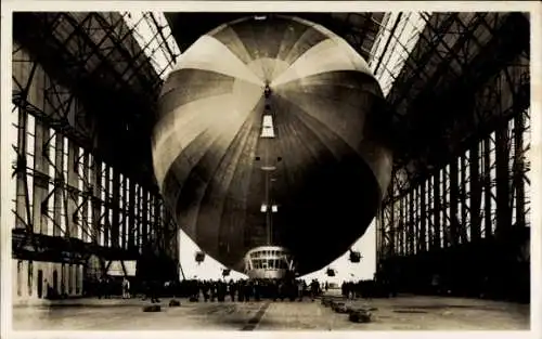 Ak Luftschiff LZ 127 Graf Zeppelin, Einbringen in die Luftschiffhalle