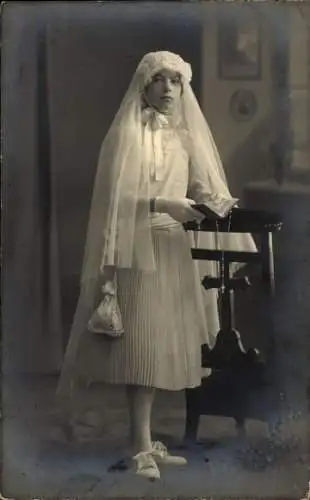 Foto Ak Mädchen im weißen Kleid, Kommunion, Portrait