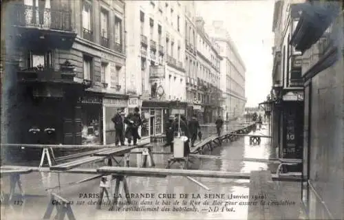 Ak Paris VII., Flood, Flood, 1910, Wege auf Böcken am Fuße der Rue du Bac