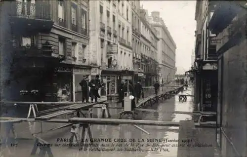 Ak Paris VII., Flood, Flood, 1910, Wege auf Böcken am Fuße der Rue du Bac