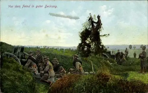 Ak Vor dem Feind in guter Deckung, deutsche Soldaten, Geschütz, Zeppelin, I WK