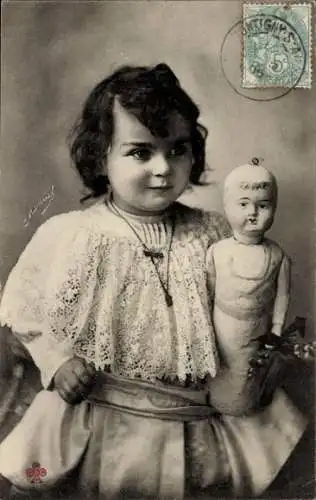 Ak Mädchen mit einer Puppe