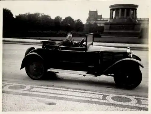 Foto Ak Berlin Tiergarten, Automobil, Mann