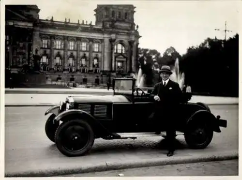 Foto Ak Berlin Tiergarten, Reichstagsgebäude, Automobil, Mann