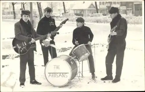 Foto Ak Musikgruppe The Artisans im Schnee, Musikinstrumente