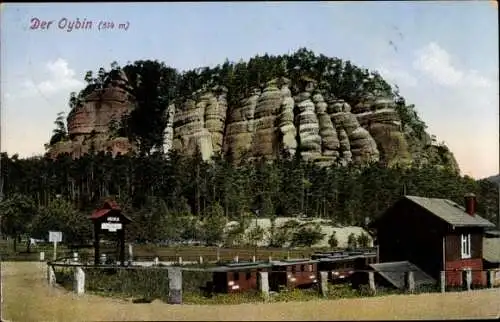 Ak Oybin in Sachsen, Blick auf den Berg, Eisenbahnwaggons am Bahnhof