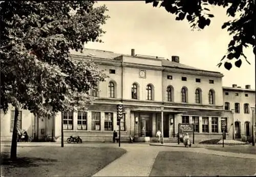 Ak Aschersleben im Salzlandkreis, Bahnhof, Vorplatz