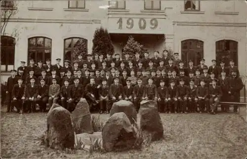 Foto Ak Neustadt am Rübenberge, Gruppenaufnahme vor einer Schule ? 1909