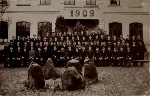 Foto Ak Neustadt am Rübenberge, Gruppenaufnahme vor einer Schule ? 1909