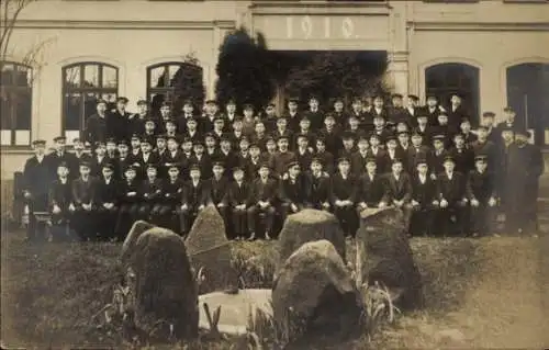 Foto Ak Neustadt am Rübenberge, Gruppenaufnahme vor einer Schule ? 1910