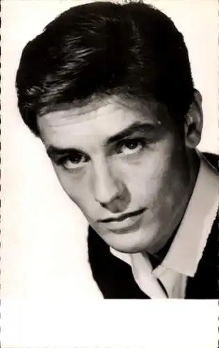 Ak Französischer Schauspieler Alain Delon, Portrait