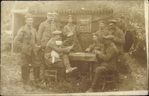 Foto Ak Deutsche Soldaten in Uniformen beim Kartenspiel, Flugabwehr Kan. Zug 159, I WK