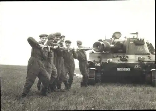 Foto Bundeswehr, Soldaten laden einen Panzer, Y 610 506