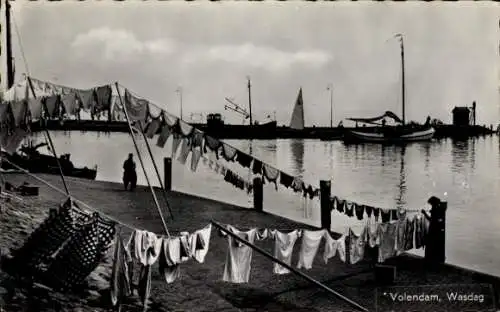 Ak Volendam Nordholland Niederlande, Waschtag, Wäsche auf der Leine