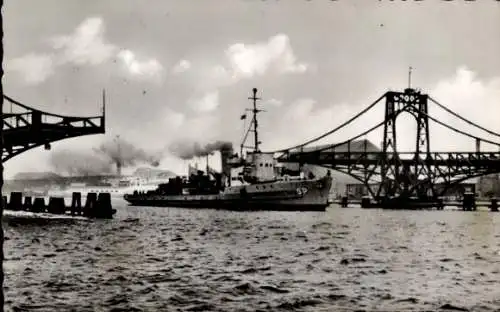 Ak Wilhelmshaven in Niedersachsen, Minensuchboot passiert Kaiser Wilhelm Brücke