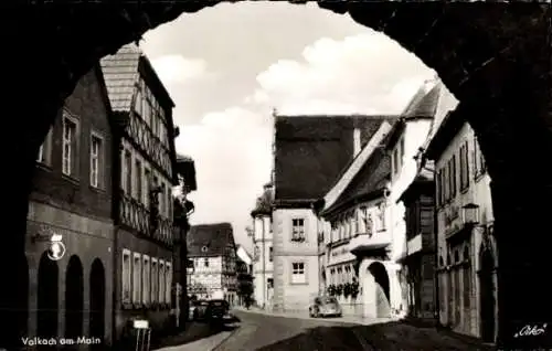 Ak Volkach am Main Unterfranken, Blick aus Torbogen, Straße