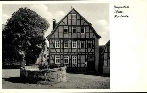 Ak Schlitz Vogelsbergkreis, Fachwerkhaus am Marktplatz, Brunnen