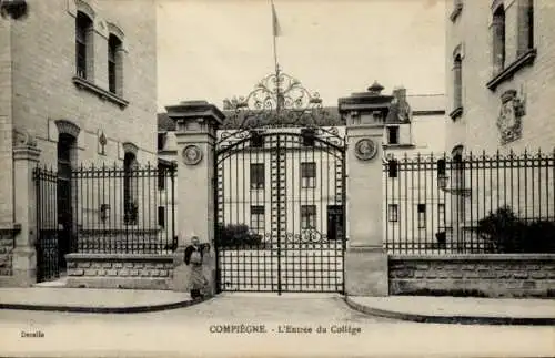 Ak Compiègne Oise, College, Eingang